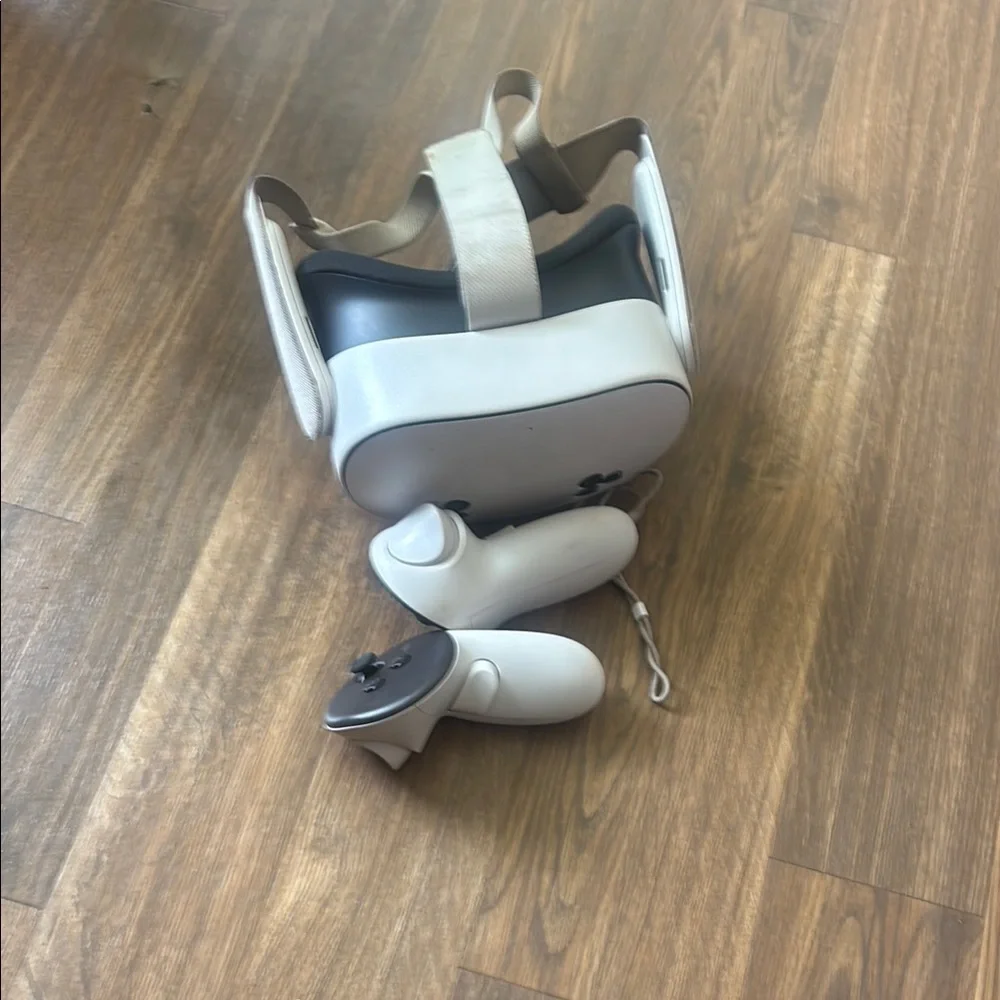 VR Headset with Controllers - White